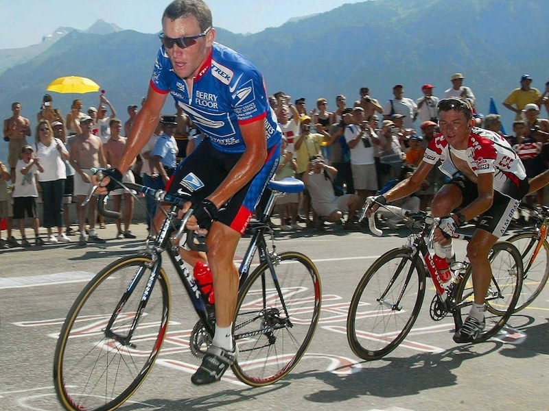 Lance Armstrong voert de forcing op l'Alpe d'Huez in de Tour van 2003.