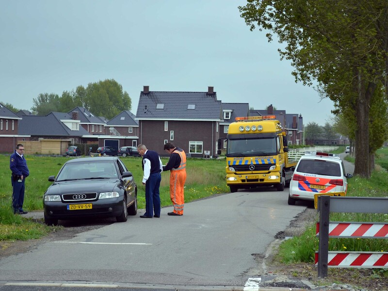 De politie doorzoekt auto van de 48-jarige Frank R.