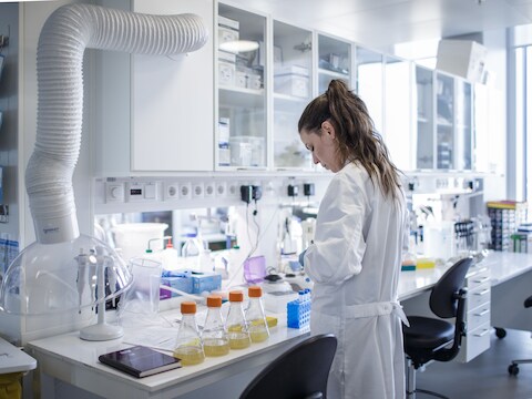 Een onderzoeker werkt aan een coronavaccin in het onderzoekslab van de Universiteit van Kopenhagen in Denemarken. 