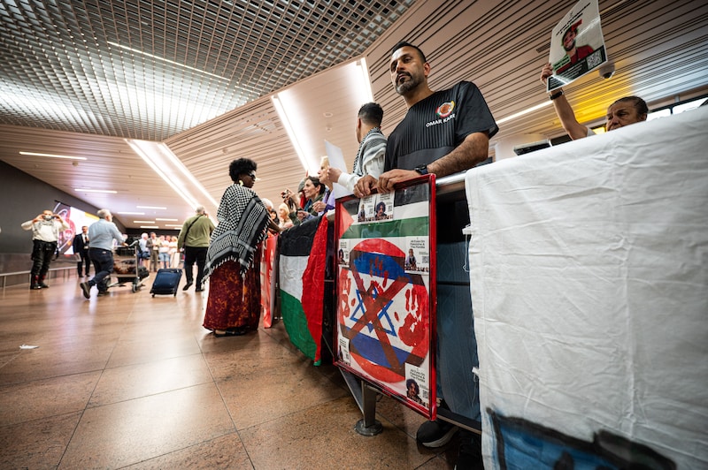 De Belgen die op de Global Sumud Flotilla zaten, werden in Brussels Airport opgewacht door pro-Palestijnse activisten.