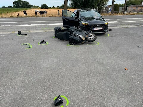 De brokstukken liggen verspreid over de Torhoutbaan in Ichtegem na het ongeval.