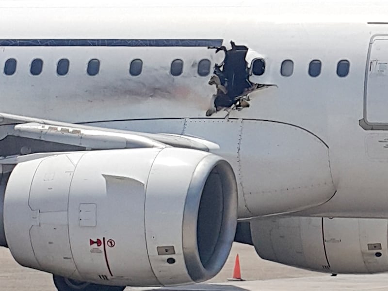 Het gehavende toestel op de tarmac in Mogadishu nadat de piloot een noodlanding maakte.