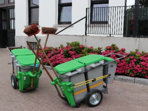 Merchtem investeert in twee nieuwe manuele afvalverzamelkarren.