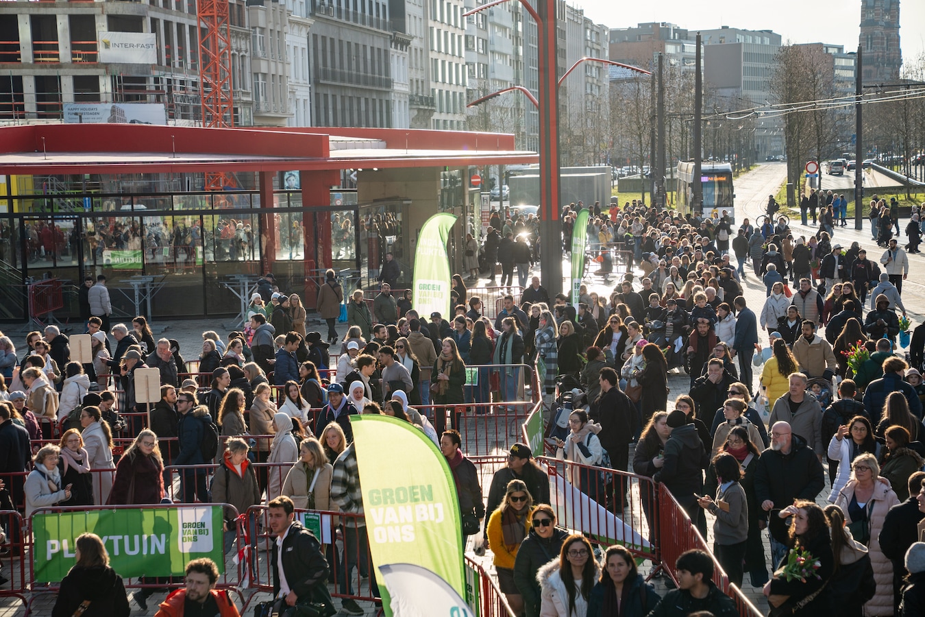 gigantische-wachtrij-in-antwerpen-om-gratis-tulpen-te-plukken-met