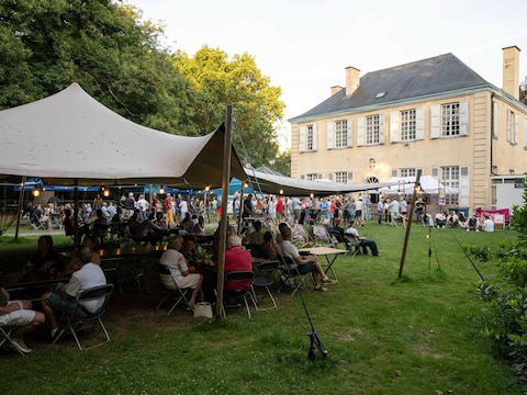 Team Warre en Oma Maya nemen dinsdag de zomerbar aan Kasteel La Motte voor hun rekening.