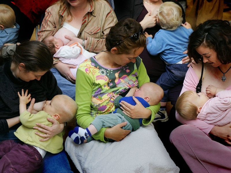 In het openbaar borstvoeding geven, is nog niet overal geaccepteerd.