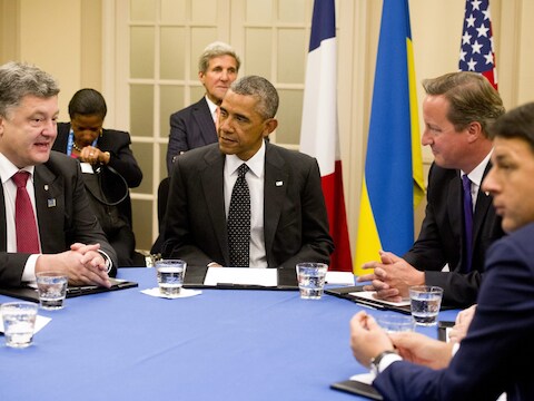 Amerikaans president Obama bespreekt de situatie in Oekraïne met Oekraïens president Petro Poroshenko, Brits premier David Cameron en Italiaans premier Matteo Renzi.