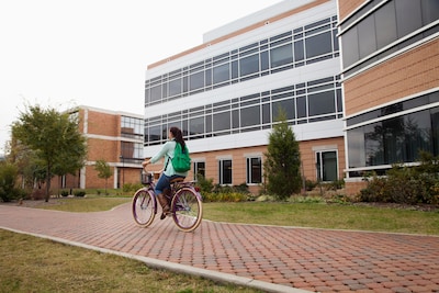 Universiteit Nijmegen vraagt niet meer alleen naar huis te fietsen nadat studente bijna in auto werd gesleurd