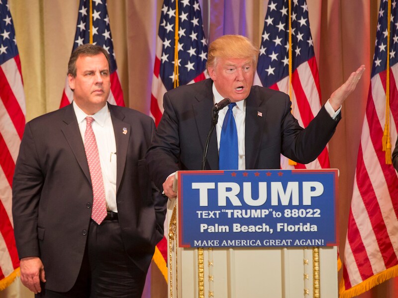 Gouverneur van New Jersey Chris Christie staat naast Donald Trump.