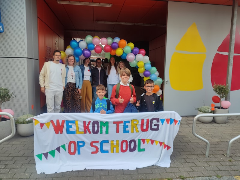 Vrije Basisschool Grotenberge start schooljaar met erehaag van kleurrijke ballonnen
