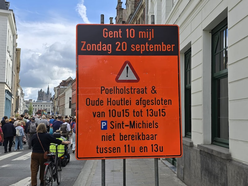 Volgens dit waarschuwingsbord wordt de 'Poelholstraat' afgesloten. 