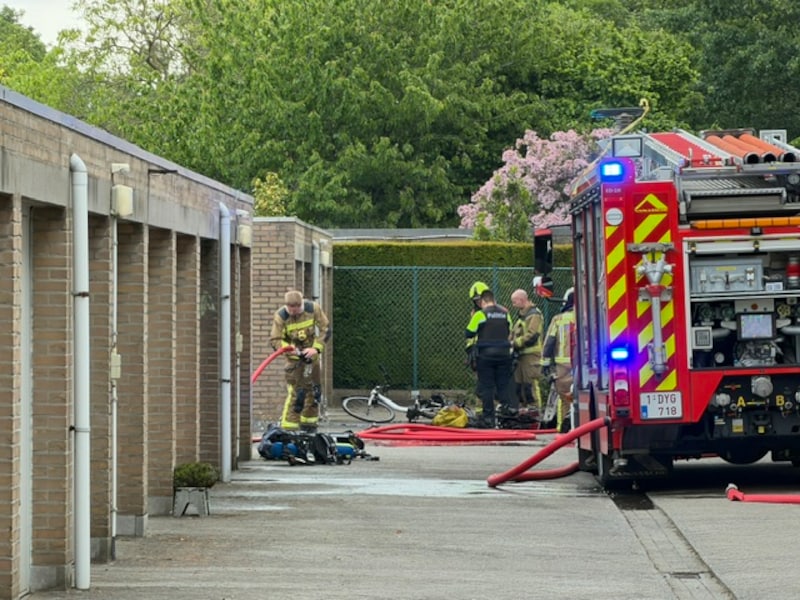 De brandweermannen van Brandweer Zone Rand hebben de garagebox woensdagochtend volledig geblust nadat de dikke rookpluim boven de August Coolslaan was opgetrokken.