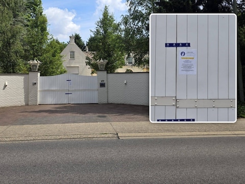 In deze villa in Maasmechelen werd het lichaam aangetroffen. Kleine foto: de villa is voorlopig verzegeld.
