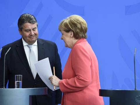 De Duitse minister van Binnenlandse Zaken Sigmar Gabriel met bondskanselier Angela Merkel.