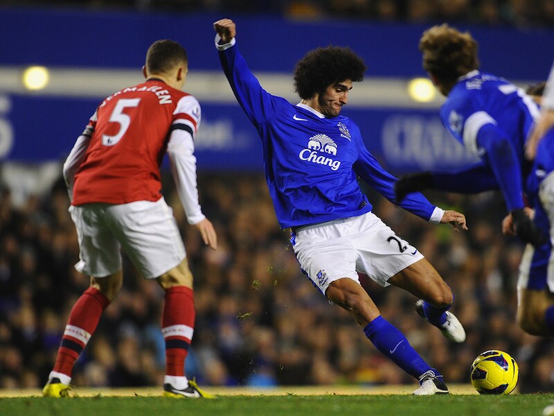 Fellaini haalt de trekker over en trapt langs Vermaelen met een stevige krul de 1-1 binnen.