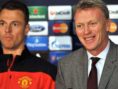 Jonny Evans naast coach David Moyes.