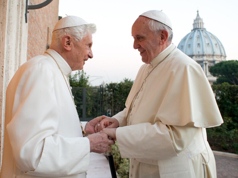 Paus Benedictus XVI en paus Franciscus in 2013.