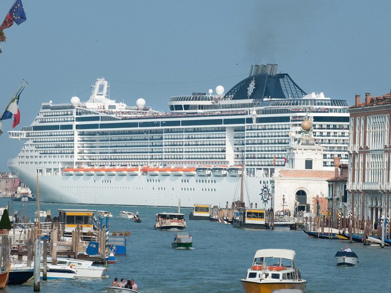 Het bezoek van de mastodont MSC Divina hitste de gemoederen behoorlijk op.