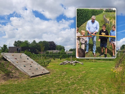 Opening buurtpleintje Dennenhof Lochristi / (inzet: Burgemeester Deswaene knipt het lint met de hulp van enkele kinderen uit de buurt)