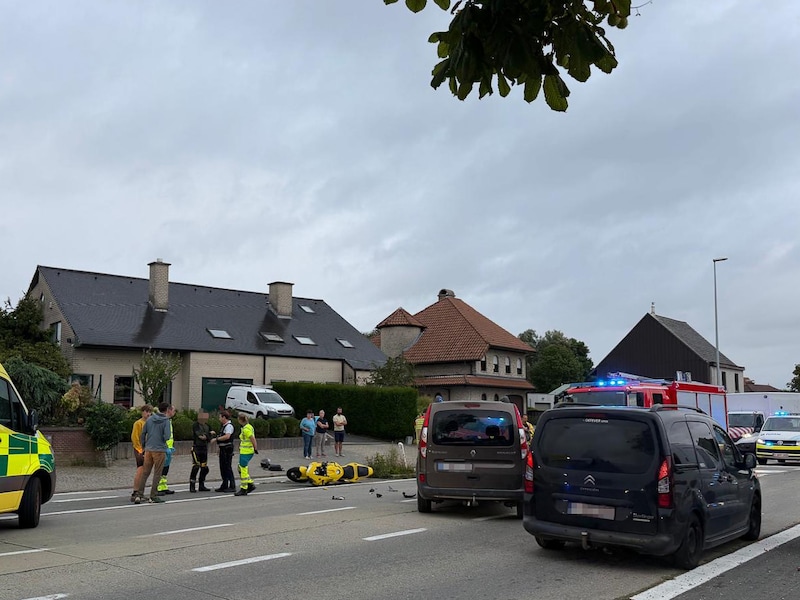 Motorrijder botst op kerende wagen op Oudenaardsesteenweg: geen gewonden