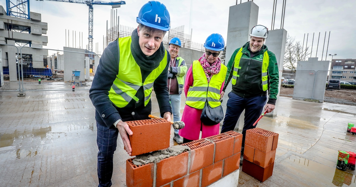 Eerste steen gelegd voor nieuw woonzorgdorp in Torhout: “Hiermee komen we tegemoet aan de vraag naar