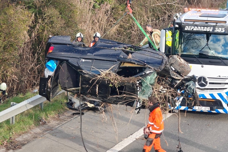De verhakkelde wagen werd uit het struikgewas getakeld.
