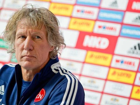 Gertjan Verbeek tijdens zijn eerste persconferentie als trainer van Nürnberg.