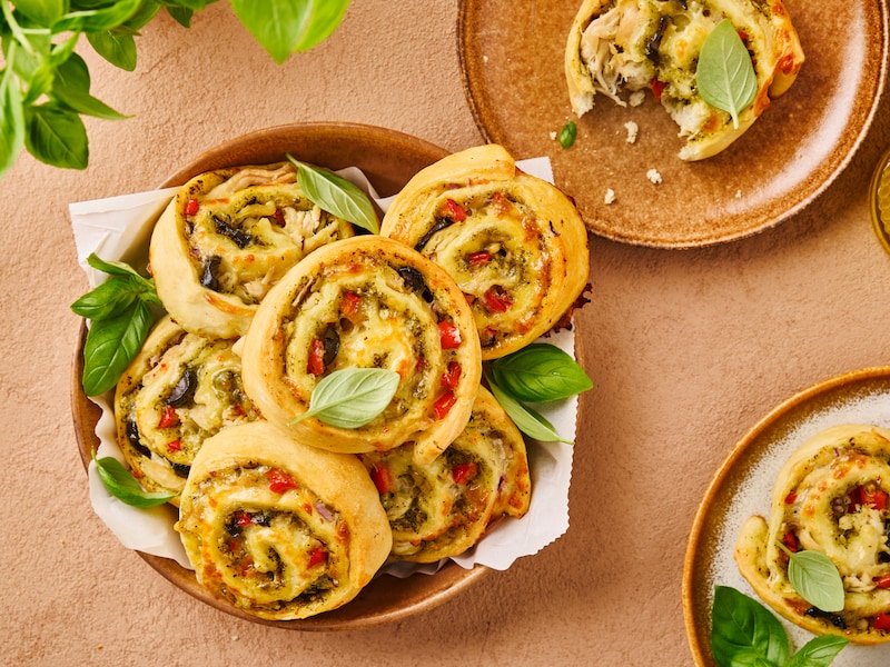 Waan je in Italiaanse oorden met deze pizzawieltjes met pesto, kip en mozzarella