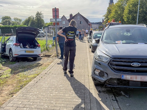 Bestuurder vergist zich van pedaal en belandt na botsing in een weide