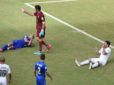Suarez (rechts) nadat hij Chielleni (links) in de schouder heeft gebeten