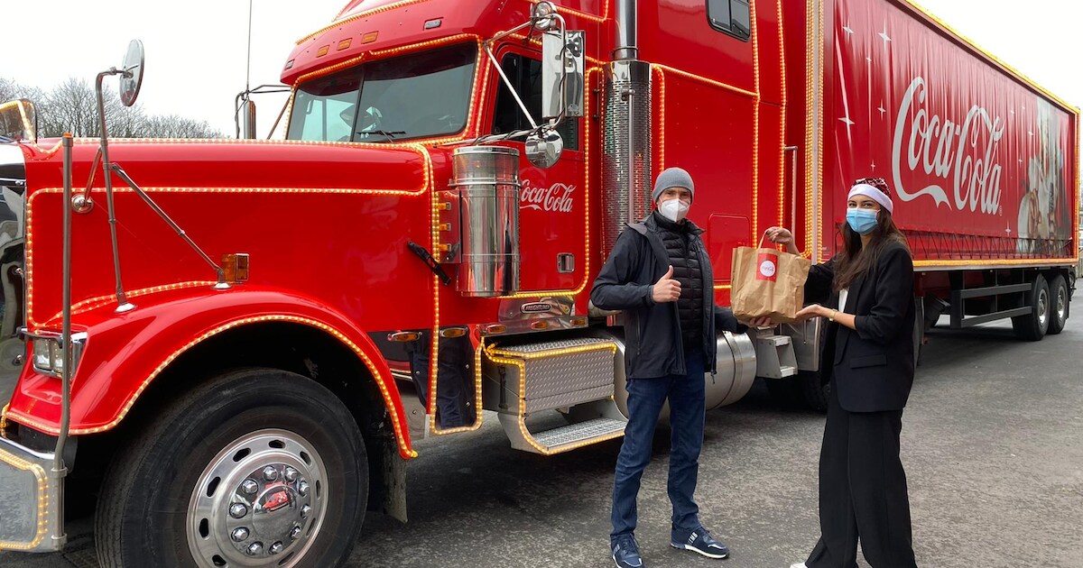 Daklozenhulp krijgt hulp van Coca-Cola kersttruck om voedselpakketten ...