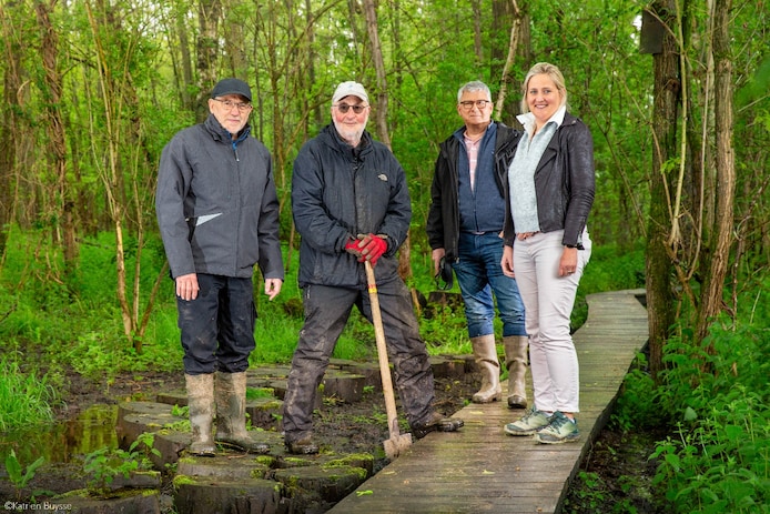 natuurpunt-en-stad-aalst-voorzien-kluizenbos-van-houten-wandelpaden