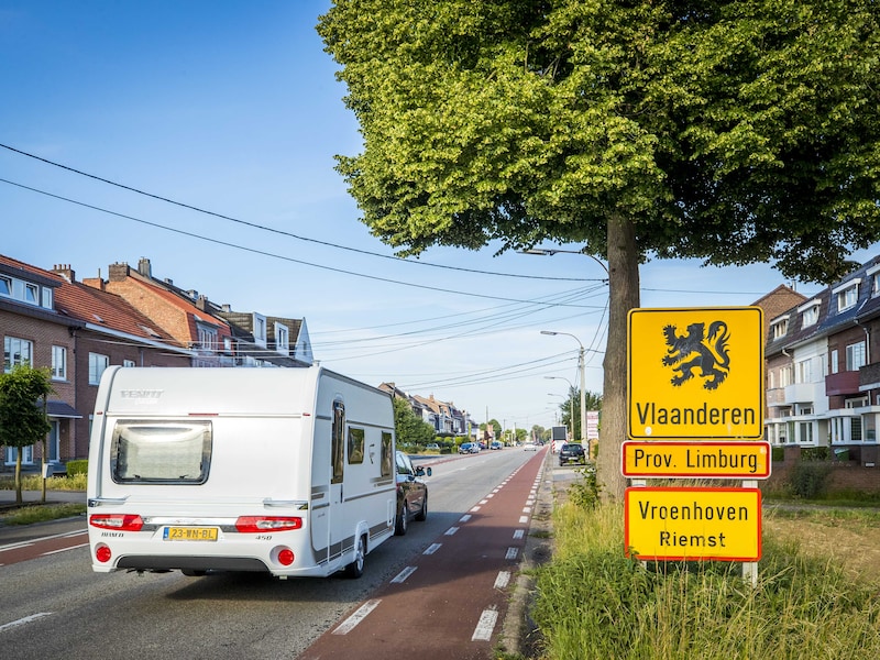 België voert wegenvignet in van 90 tot 125 euro, Vlaanderen hervormt verkeersbelasting: “Elke Vlaming moet nu aan het rekenen gaan”