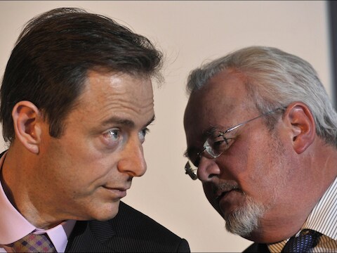De Antwerpse burgemeester Bart De Wever met Havenschepen Marc Van Peel. (Archiefbeeld)