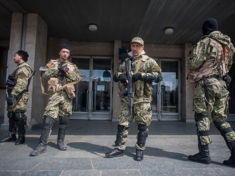 Pro-Russische gewapende militanten voor het ingenomen politiekantoor in de stad Slovjansk.