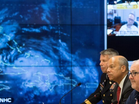 De Amerikaanse president Barack Obama overlegt over de komst van orkaan Matthew.