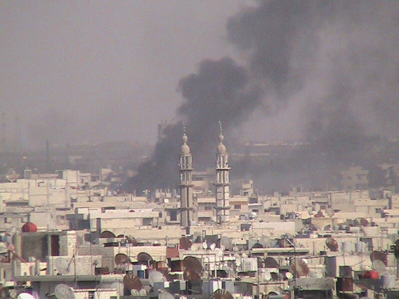 Al dagenlang stijgt er in Homs rook op door raketaanvallen van het leger.