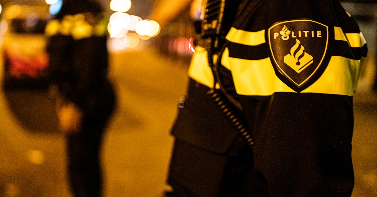 Politie in Amsterdam vindt wapens en honderden kilo’s vuurwerk pal onder eigen bureau