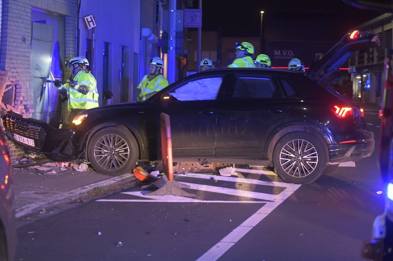 De Audi miste de bocht en ramde een gevel.