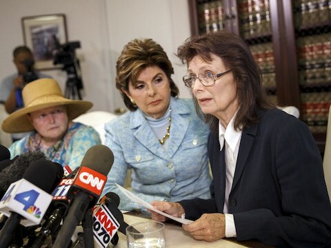 Linda Ridgeway Whitedeer (rechts) spreekt de pers toe samen met advocaat Gloria Allred (midden) en Colleen Hughes (links).