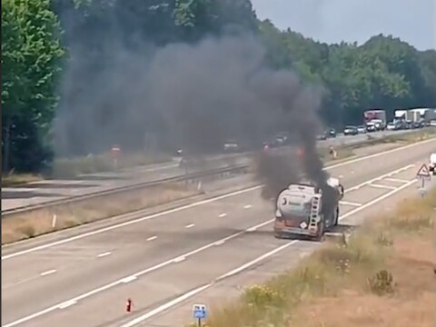 De tankwagen stond in brand op de N74 richting Nederland. Verkeer in beide richtingen moest de snelweg verlaten uit voorzorg. 