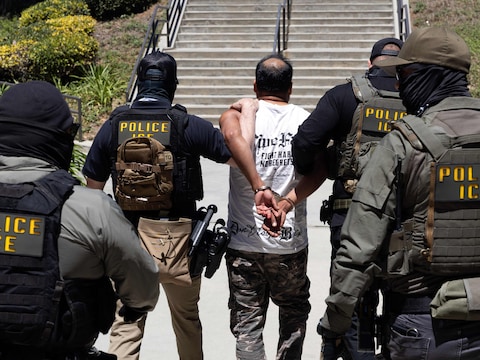 Illustratiebeeld: agenten van de Amerikaanse immigratiedienst ICE (Immigration and Customs Enforcement) begeleiden een gedetineerde uit het Ventura County Government Center in Californië, 27 juli.