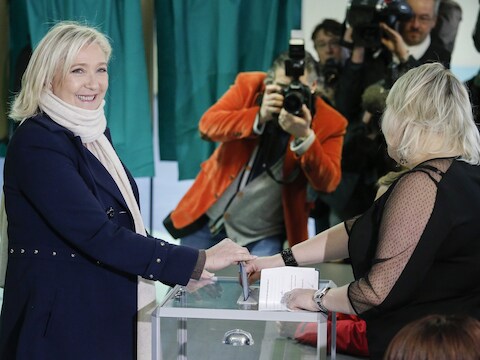 Voorzitster van het Front National Marine Le Pen aan de stembus.