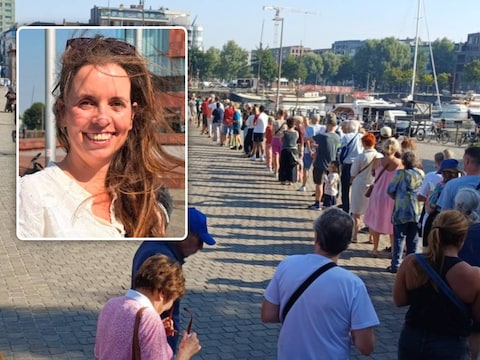 De MASshop opent vandaag uitzonderlijk op haar sluitingsdag voor de verkoop van eclipsbrillen. Inzet: Pamela uit Utrecht schuift aan in de lange wachtrij.
