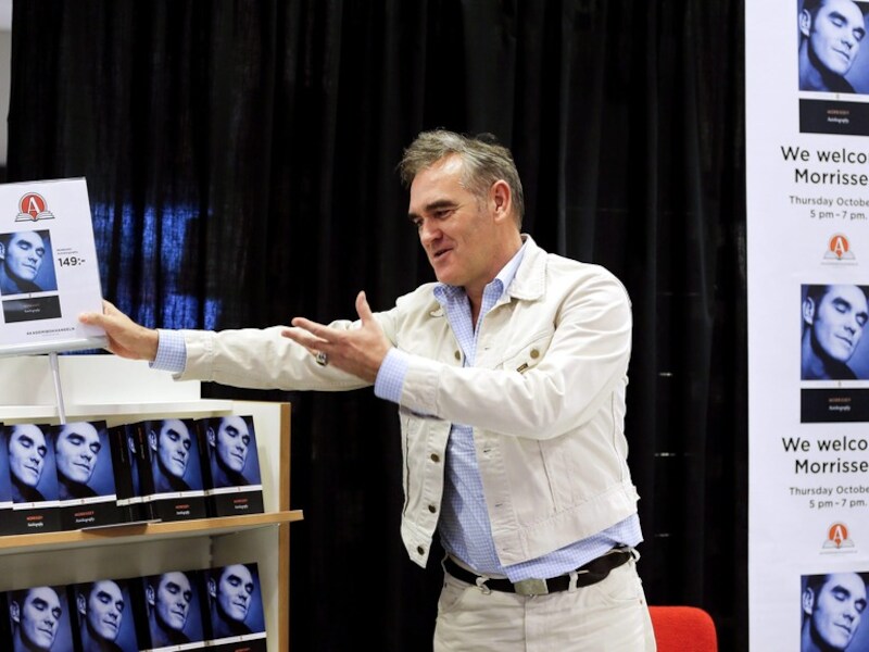 Morrissey prijst zijn autobiografie aan tijdens een signeersessie in Zweden.