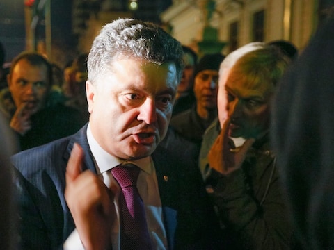 Pjotr Porosjenko discussieert met rechts-extremistische betogers in de west-Oekraïense stad Rivne.