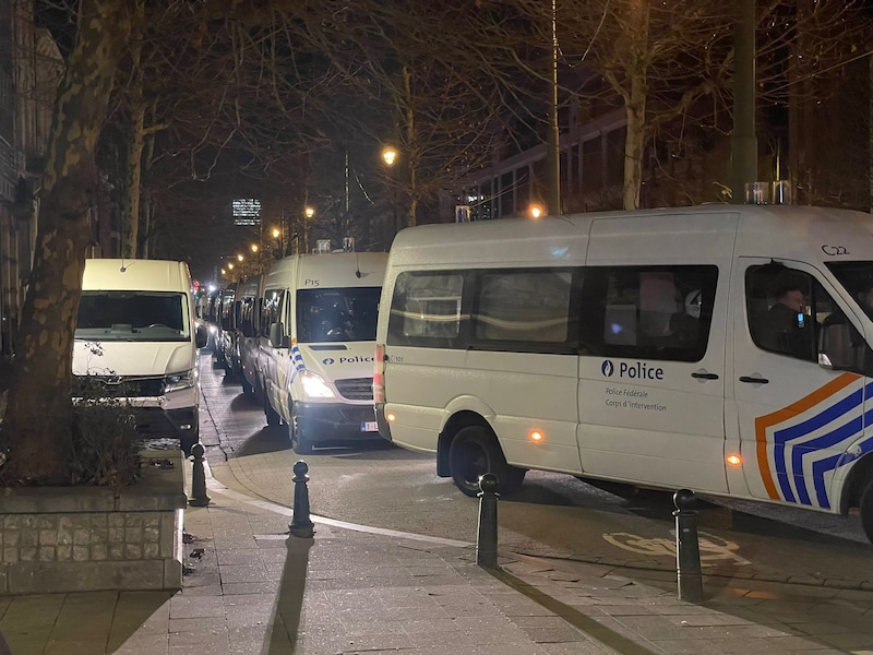 In Sint-Jans-Molenbeek stond een hele rij politiewagens klaar om in te grijpen.