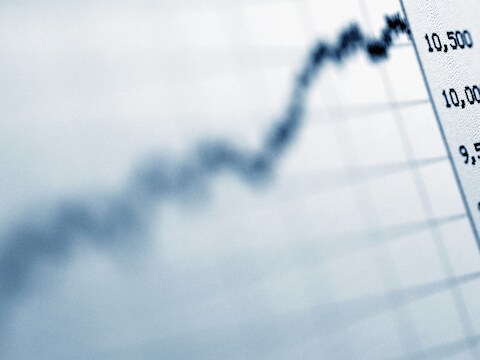 Vrij vertaald krijgt de regering Di Rupo een pluim van S&amp;P: zowel de begrotingsmaatregelen als de staatshervorming hebben volgens S&amp;P duidelijk een positief effect op onze economie.