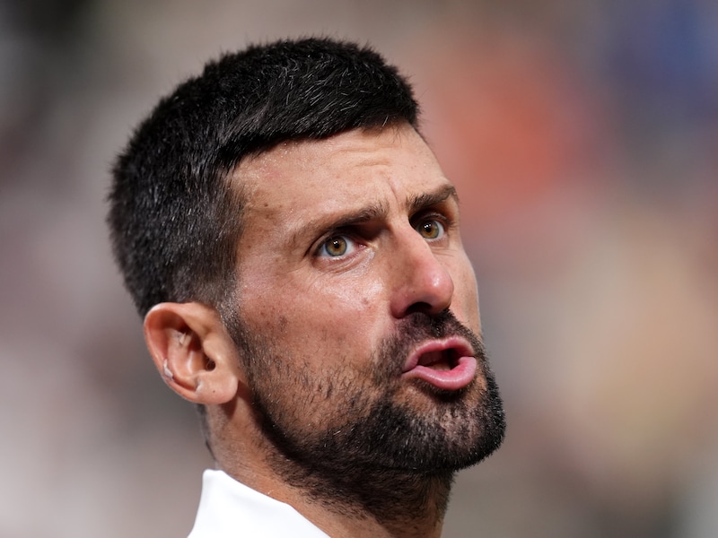 “Jullie zijn toch zo trots op jullie regels?”: Novak Djokovic uit tijdens marathon­match z’n ongenoegen over opmerke­lijk detail