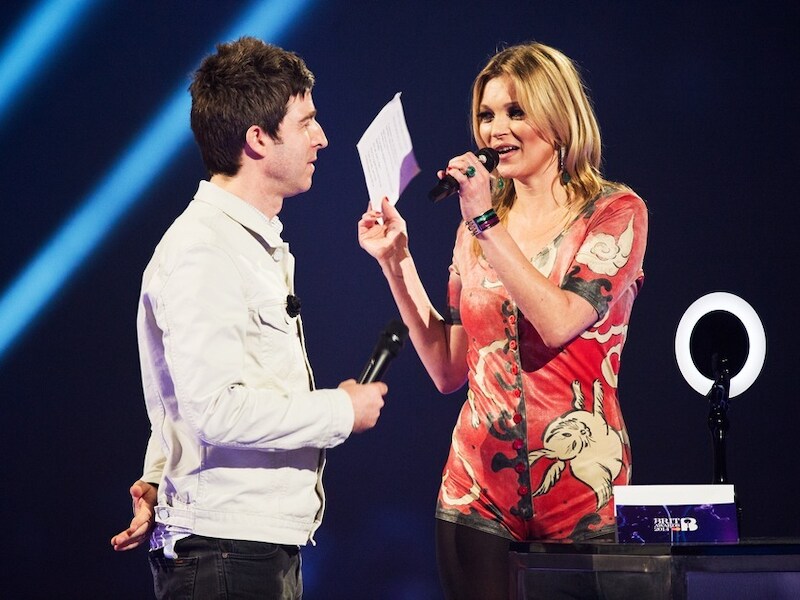 Noel Gallagher reikte de 'Artiest van het Jaar'-award uit aan Kate Moss, die de speech van Bowie voorlas.